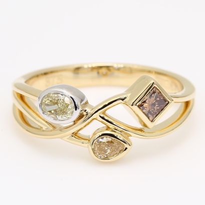 Kermesse oval pear and princess-cut rainbow diamond ring